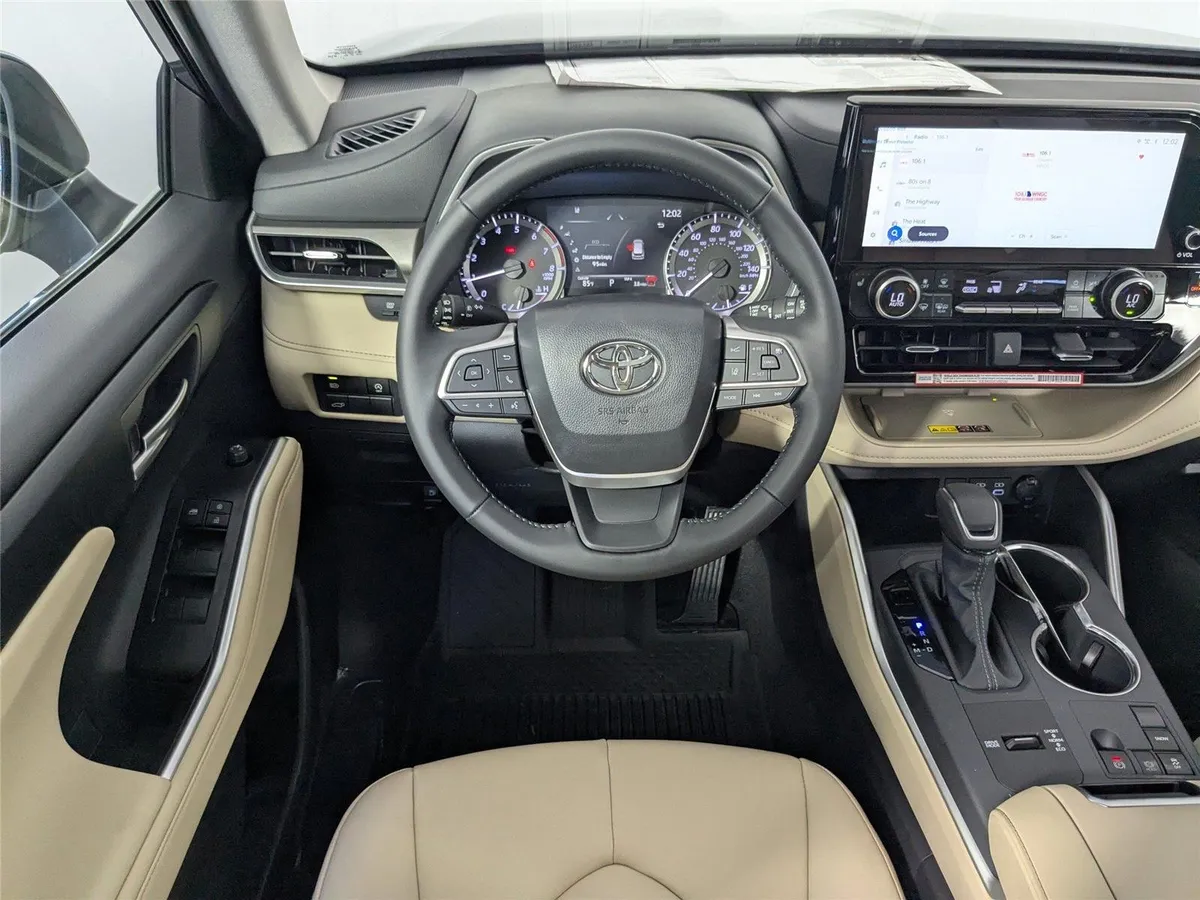 2025 Toyota Highlander XLE thumbnail 8