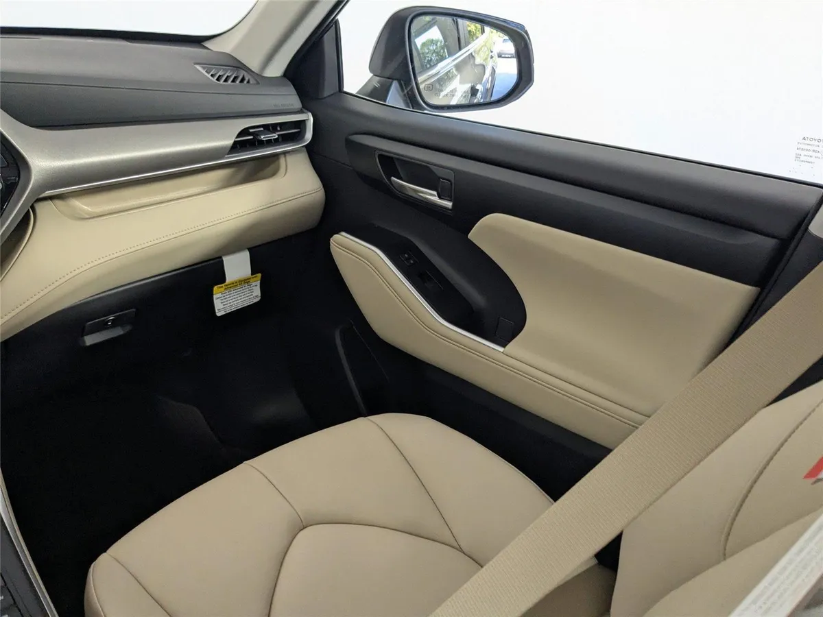 2025 Toyota Highlander XLE thumbnail 9
