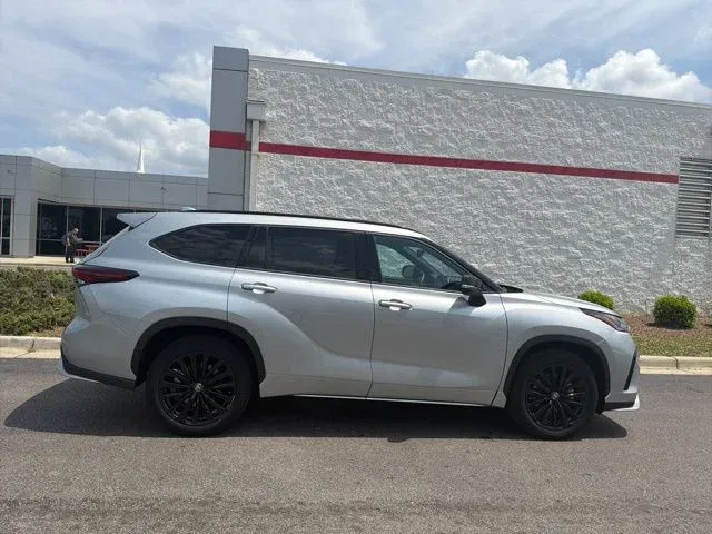 2025 Toyota Highlander XSE thumbnail 10