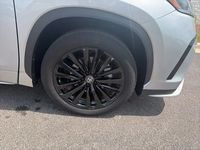 2025 Toyota Highlander XSE thumbnail 11