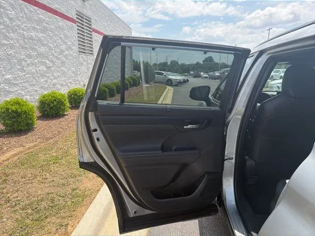 2025 Toyota Highlander XSE thumbnail 17