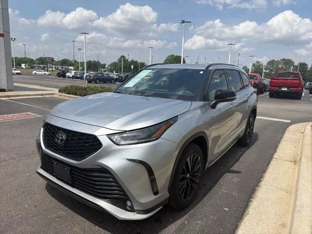 2025 Toyota Highlander XSE thumbnail 3