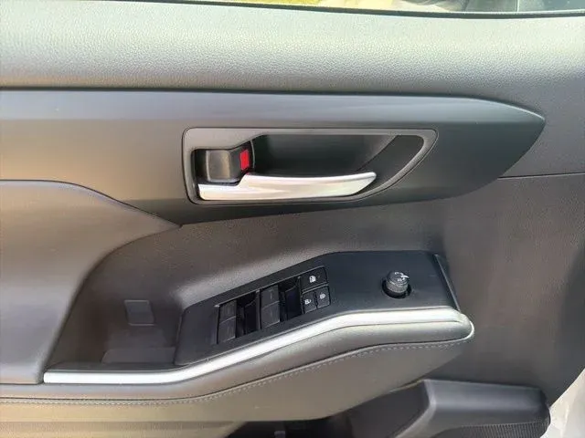 2025 Toyota Highlander XSE thumbnail 32