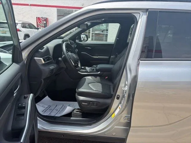 2025 Toyota Highlander XSE thumbnail 33