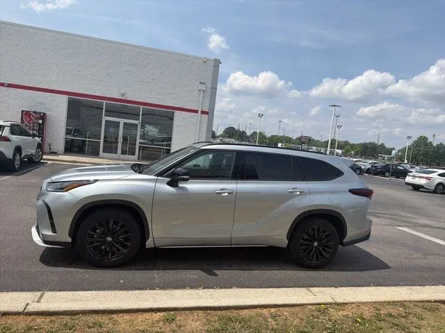 2025 Toyota Highlander XSE thumbnail 4