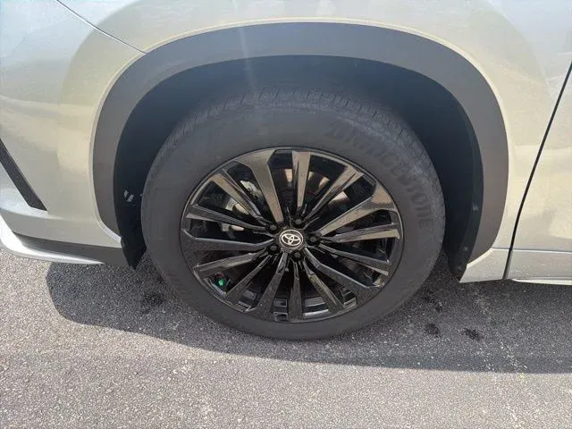 2025 Toyota Highlander XSE thumbnail 5