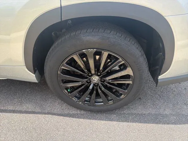 2025 Toyota Highlander XSE thumbnail 6