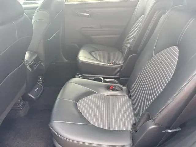 2025 Toyota Highlander XSE thumbnail 18