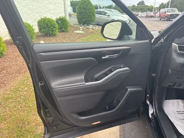 2025 Toyota Highlander XSE thumbnail 25