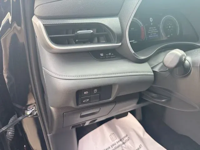 2025 Toyota Highlander XSE thumbnail 32