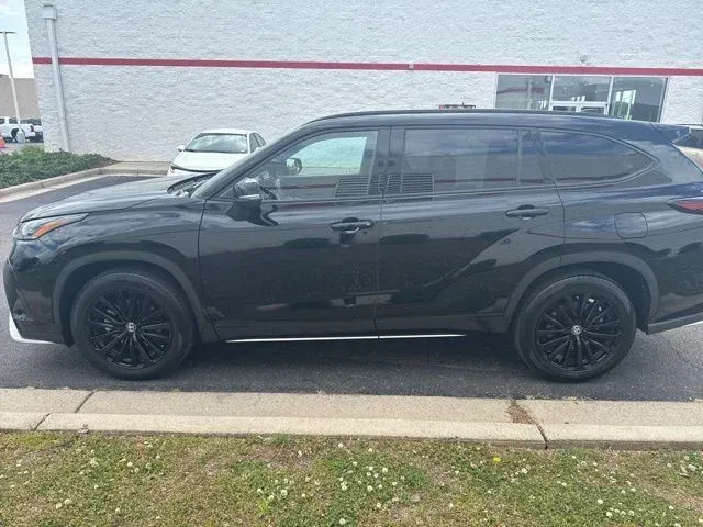 2025 Toyota Highlander XSE thumbnail 4