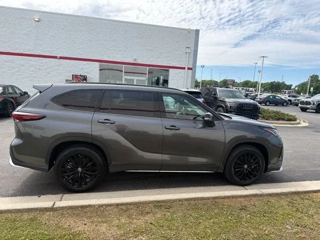 2025 Toyota Highlander XSE thumbnail 10