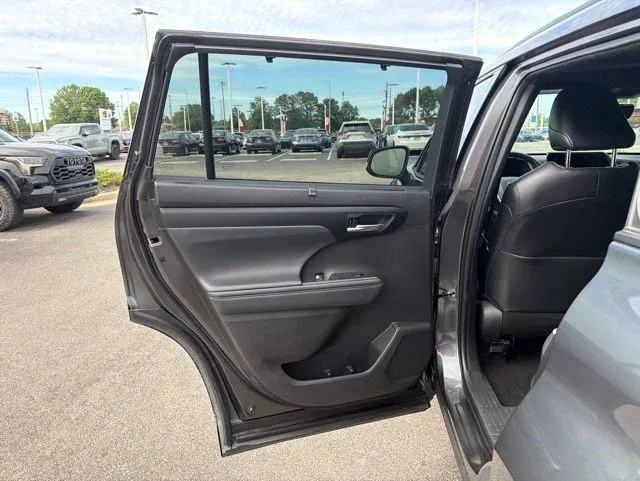 2025 Toyota Highlander XSE thumbnail 17