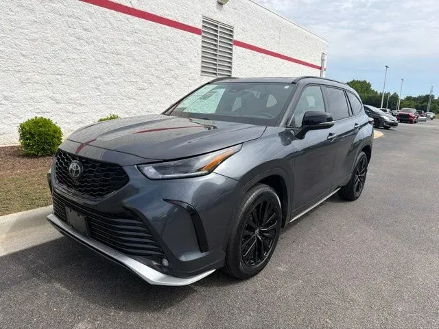 2025 Toyota Highlander XSE thumbnail 3