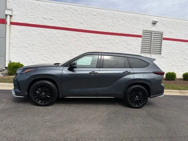 2025 Toyota Highlander XSE thumbnail 4
