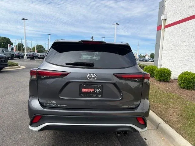 2025 Toyota Highlander XSE thumbnail 8