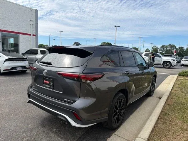 2025 Toyota Highlander XSE thumbnail 9