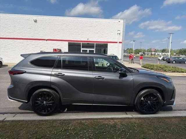 2025 Toyota Highlander XSE thumbnail 10