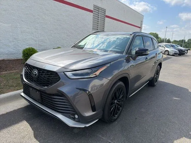 2025 Toyota Highlander XSE thumbnail 3