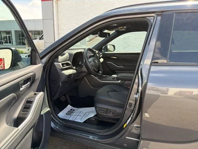 2025 Toyota Highlander XSE thumbnail 30