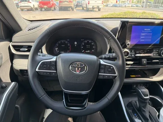 2025 Toyota Highlander XSE thumbnail 35