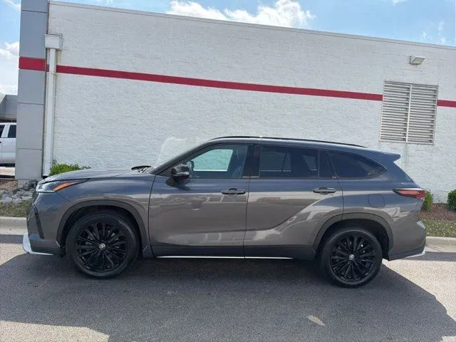 2025 Toyota Highlander XSE thumbnail 4