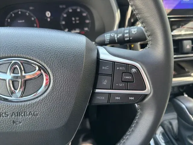 2025 Toyota Highlander XSE thumbnail 40
