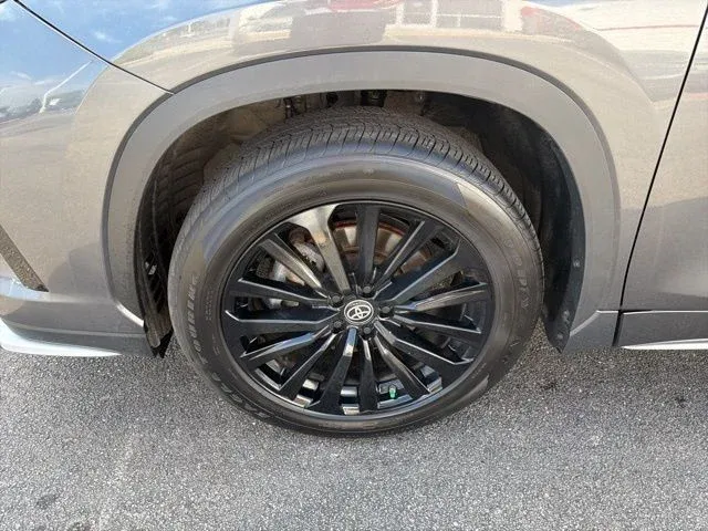2025 Toyota Highlander XSE thumbnail 5