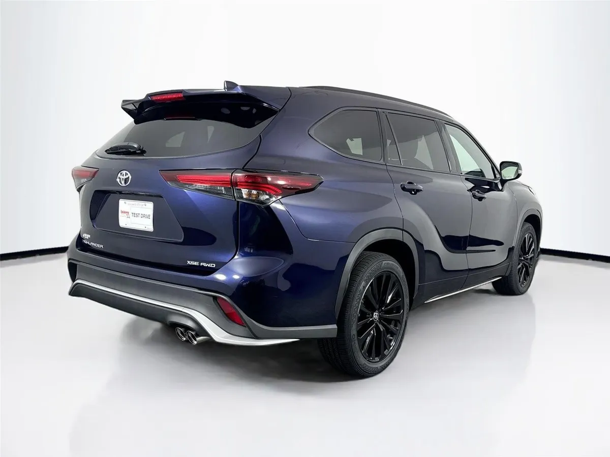 2025 Toyota Highlander XSE thumbnail 2