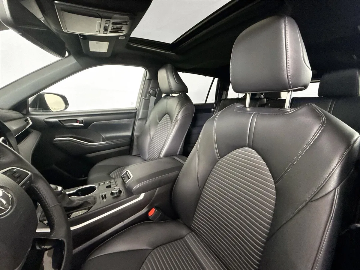 2025 Toyota Highlander XSE thumbnail 3