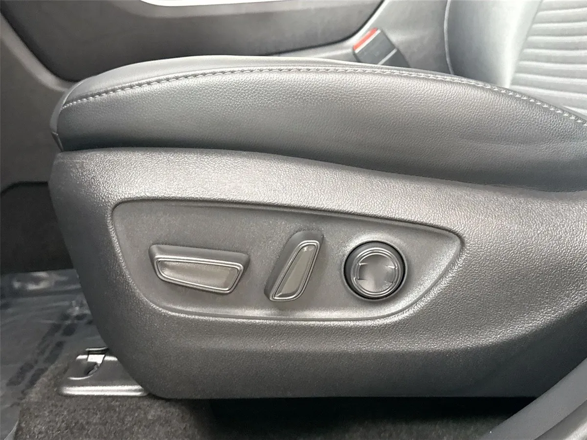 2025 Toyota Highlander XSE thumbnail 30