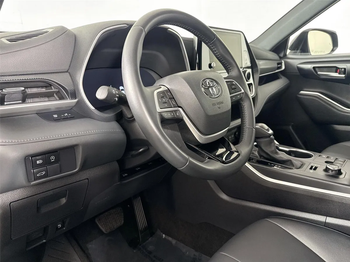 2025 Toyota Highlander XSE thumbnail 4