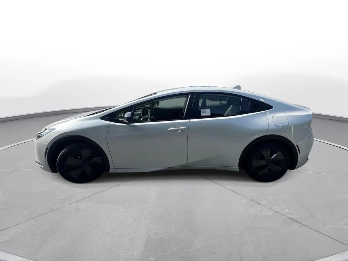 2025 Toyota Prius LE thumbnail 10