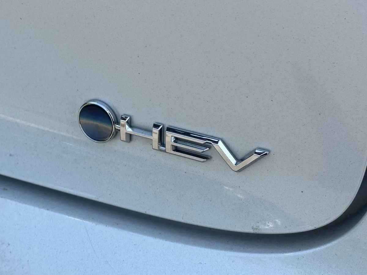 2025 Toyota Prius LE thumbnail 11