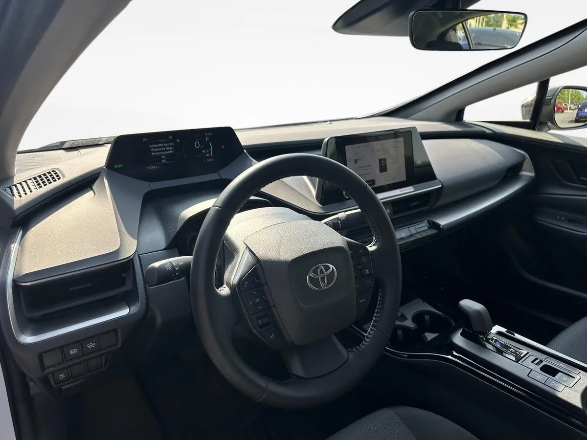 2025 Toyota Prius LE thumbnail 12