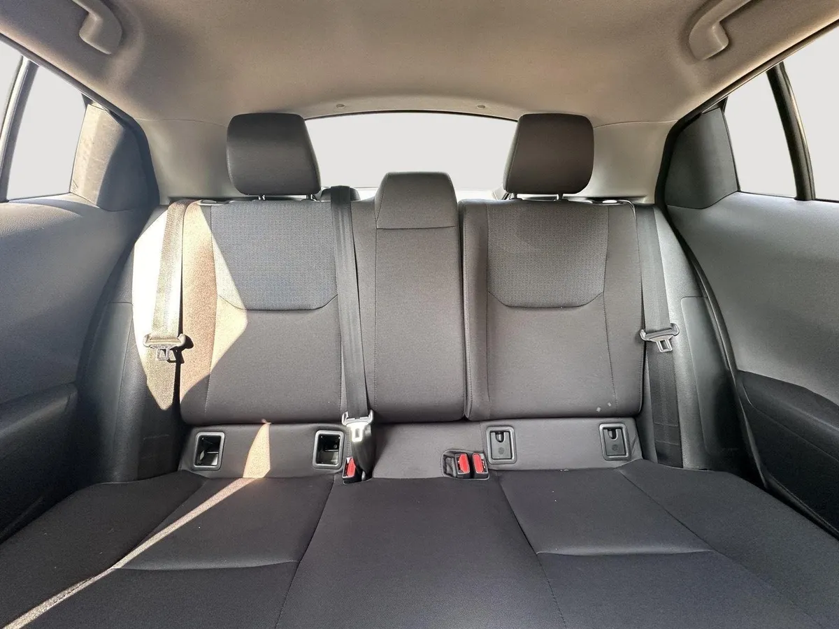 2025 Toyota Prius LE thumbnail 14