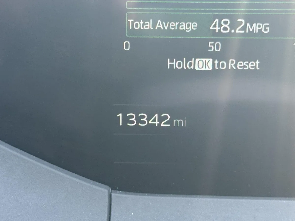 2025 Toyota Prius LE thumbnail 15