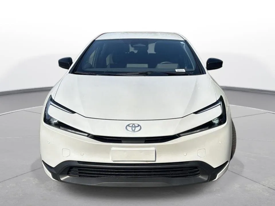 2025 Toyota Prius LE thumbnail 3