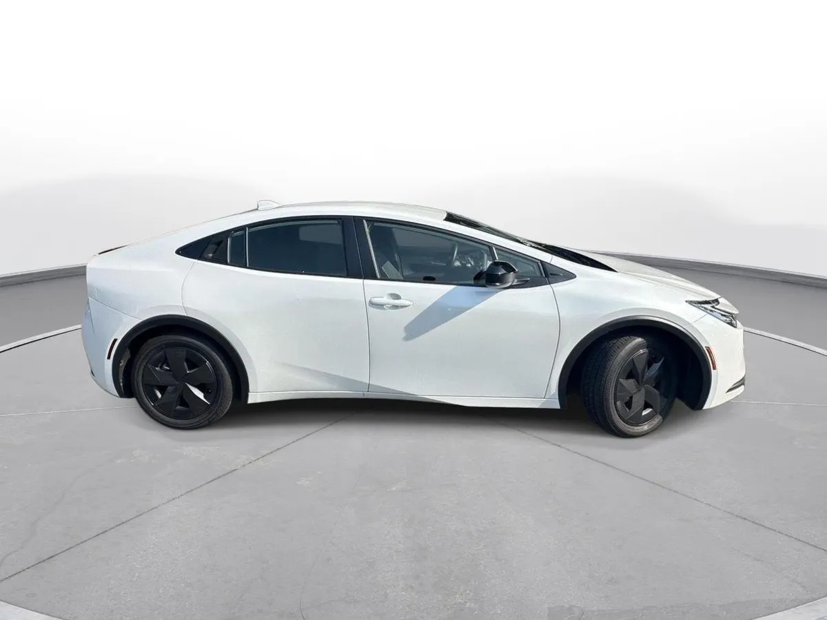 2025 Toyota Prius LE thumbnail 5