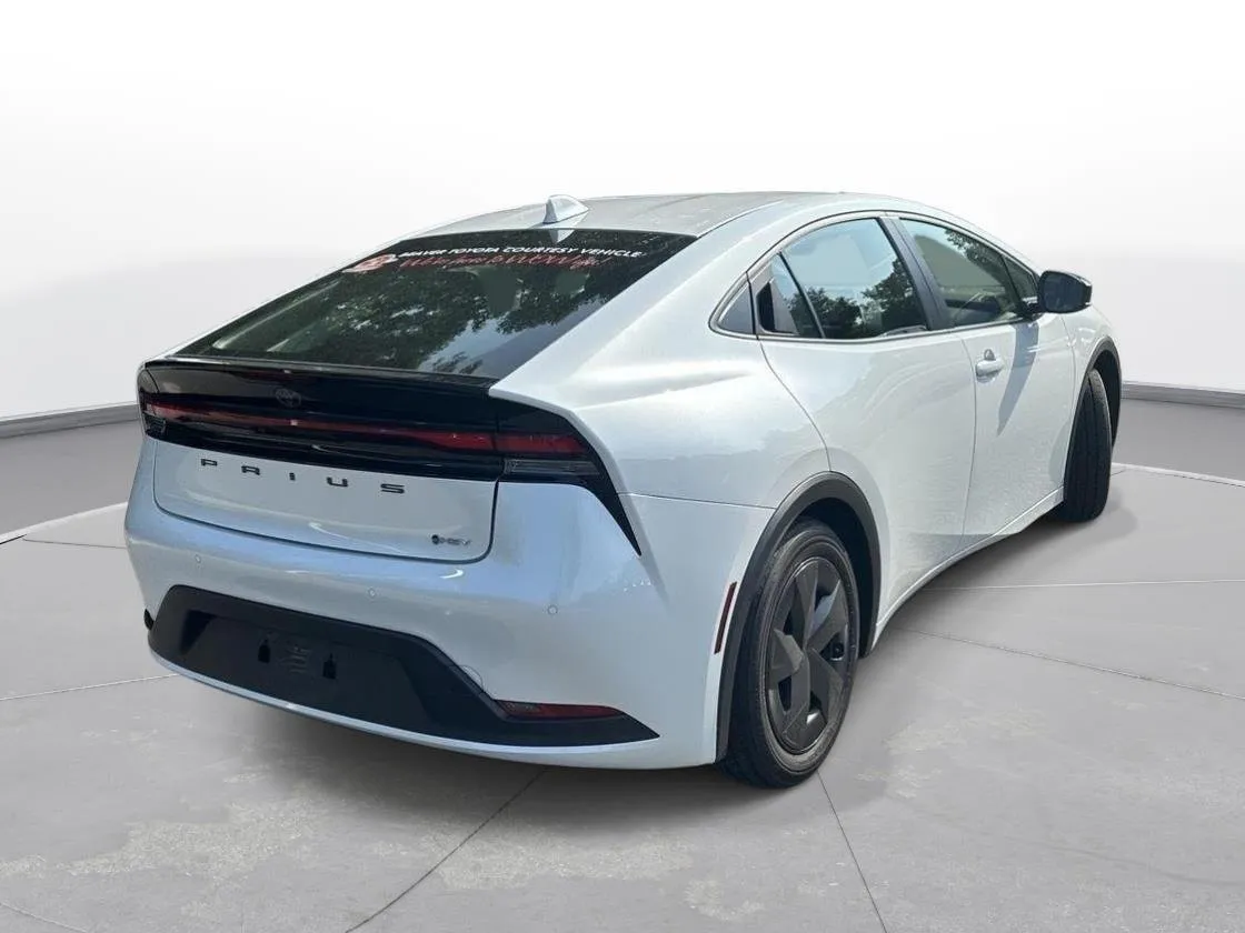2025 Toyota Prius LE thumbnail 6