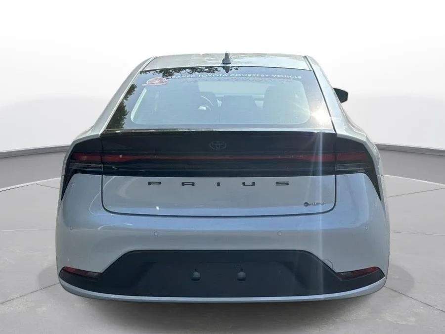 2025 Toyota Prius LE thumbnail 8