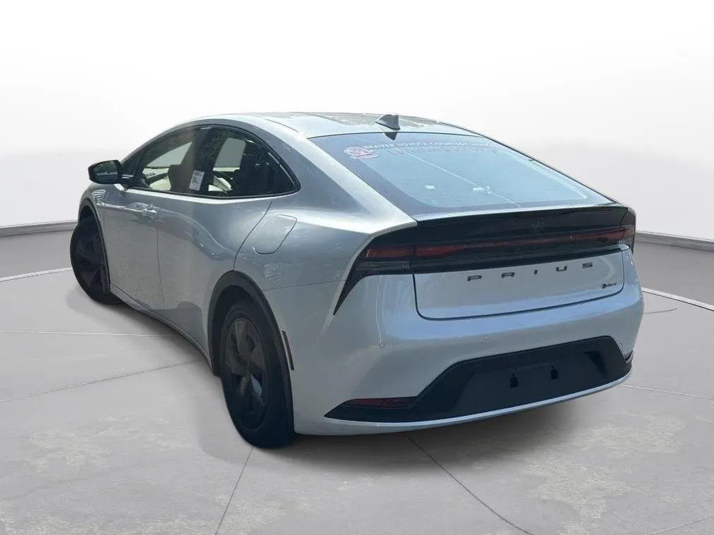 2025 Toyota Prius LE thumbnail 9