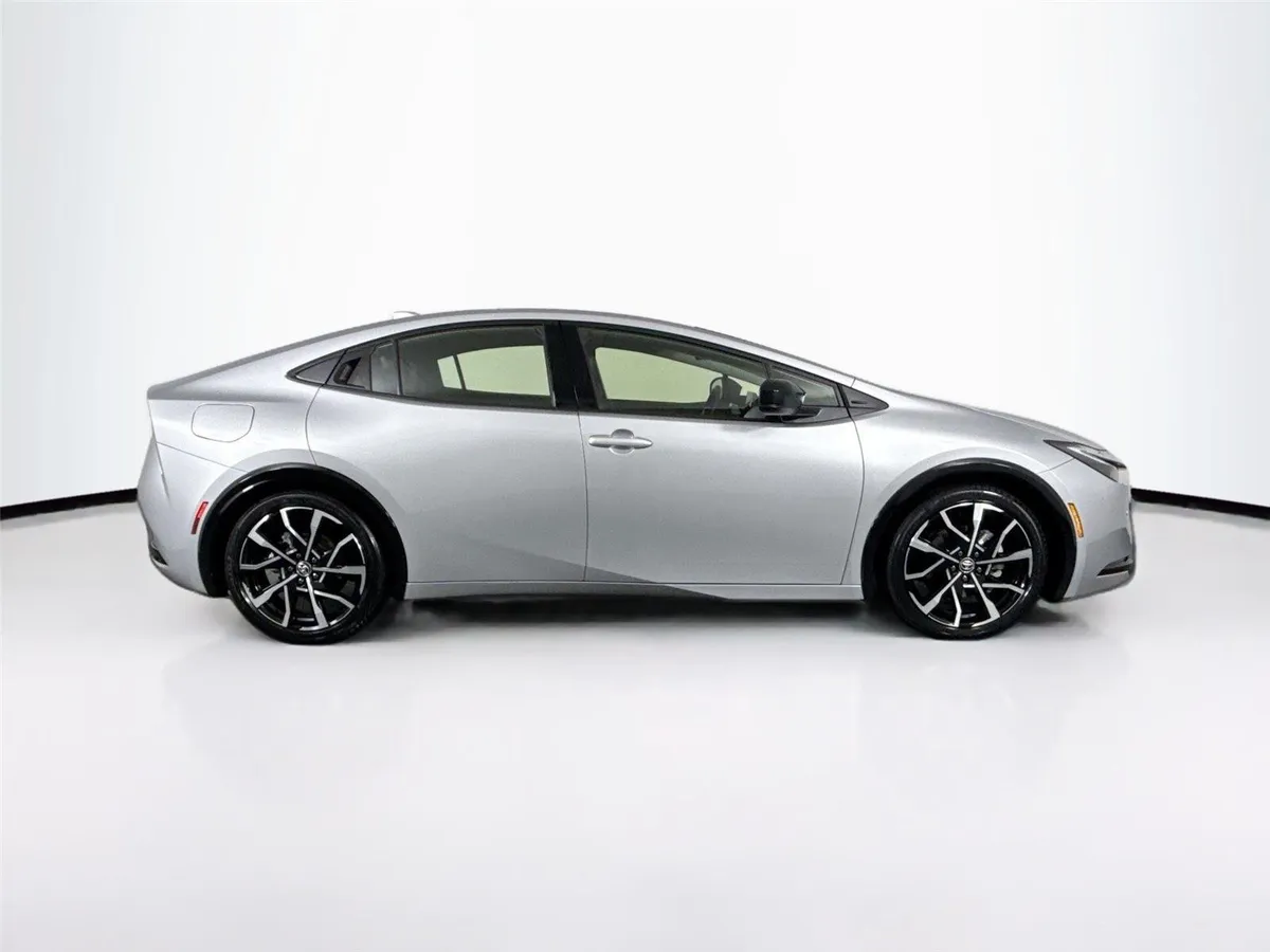 2025 Toyota Prius Plug-In Hybrid XSE thumbnail 11