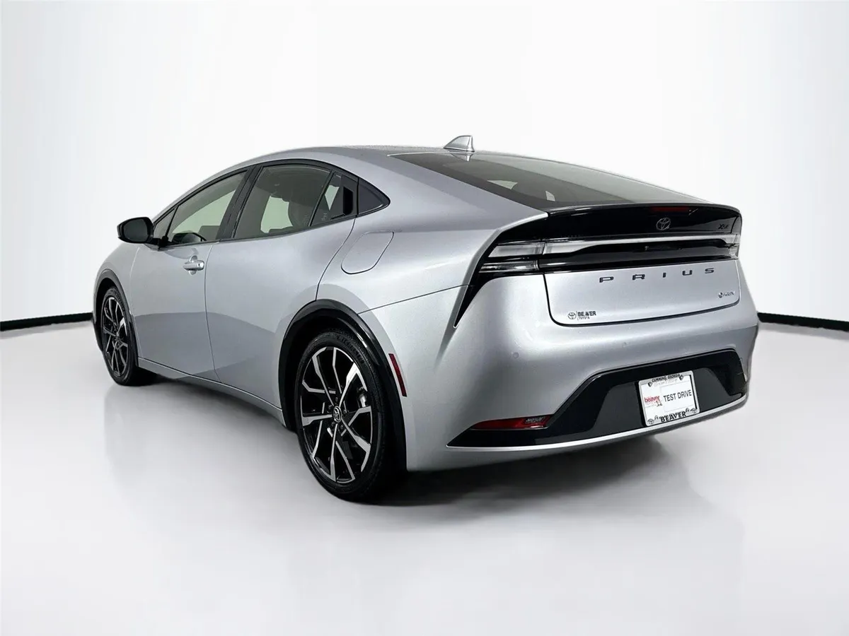 2025 Toyota Prius Plug-In Hybrid XSE thumbnail 13