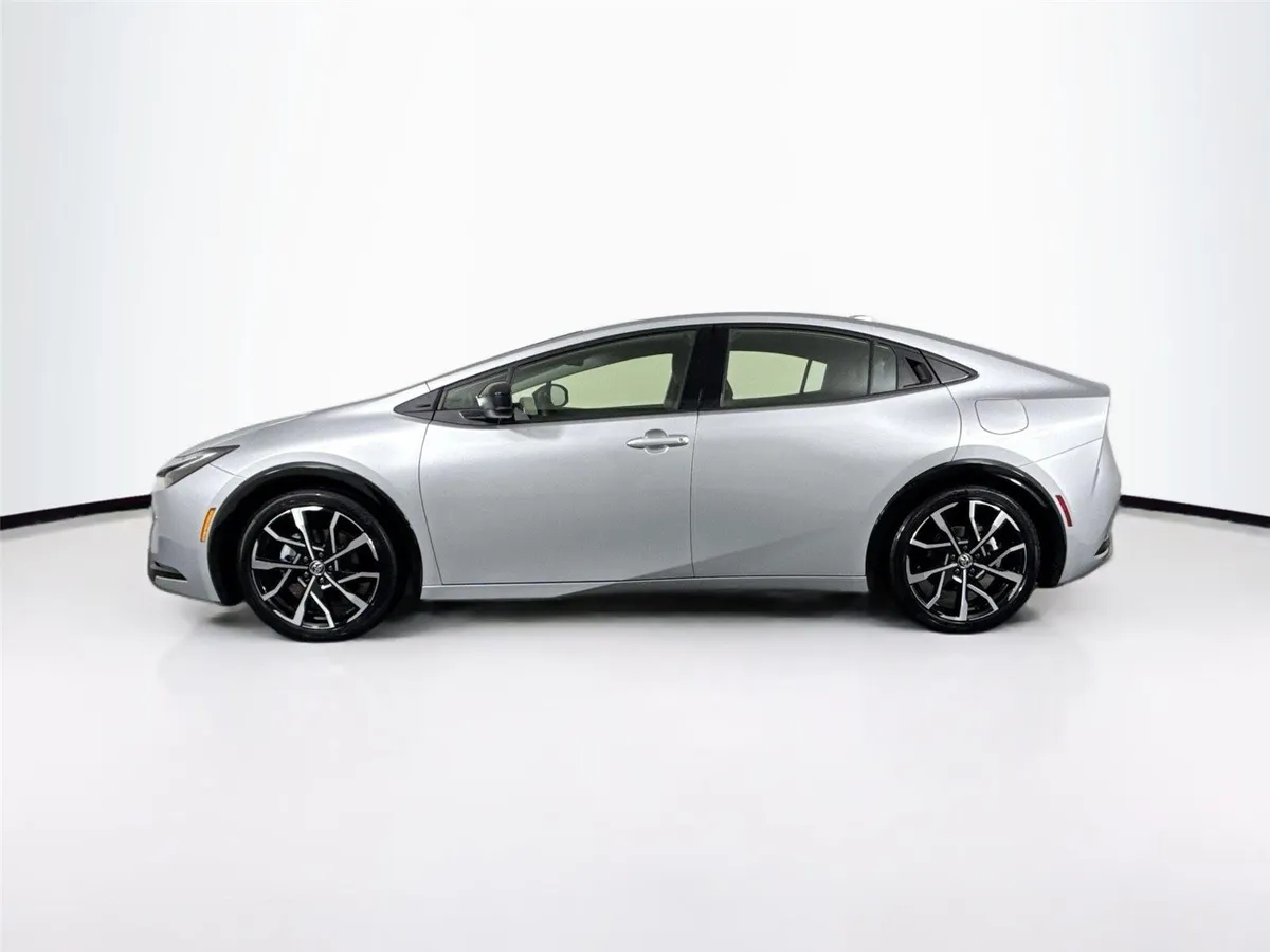 2025 Toyota Prius Plug-In Hybrid XSE thumbnail 14