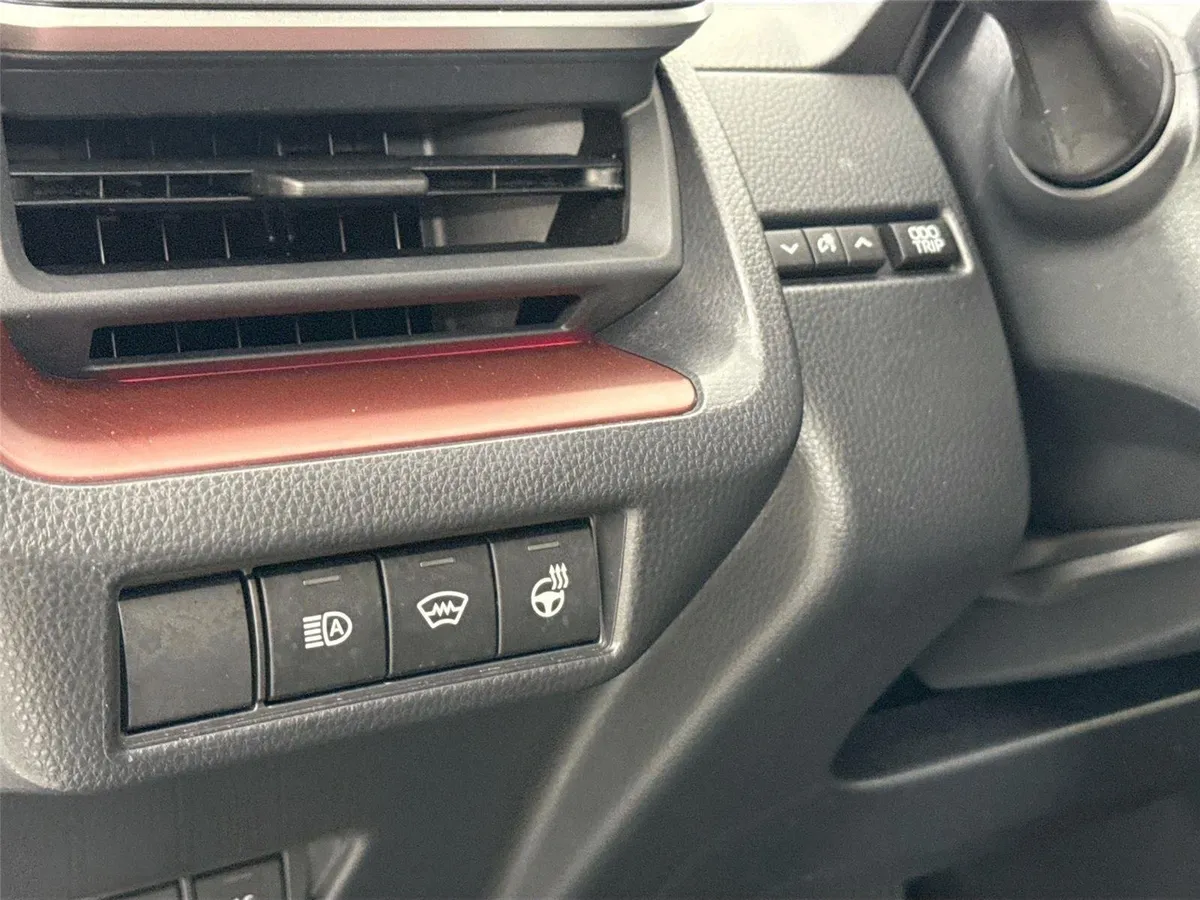2025 Toyota Prius Plug-In Hybrid XSE thumbnail 16