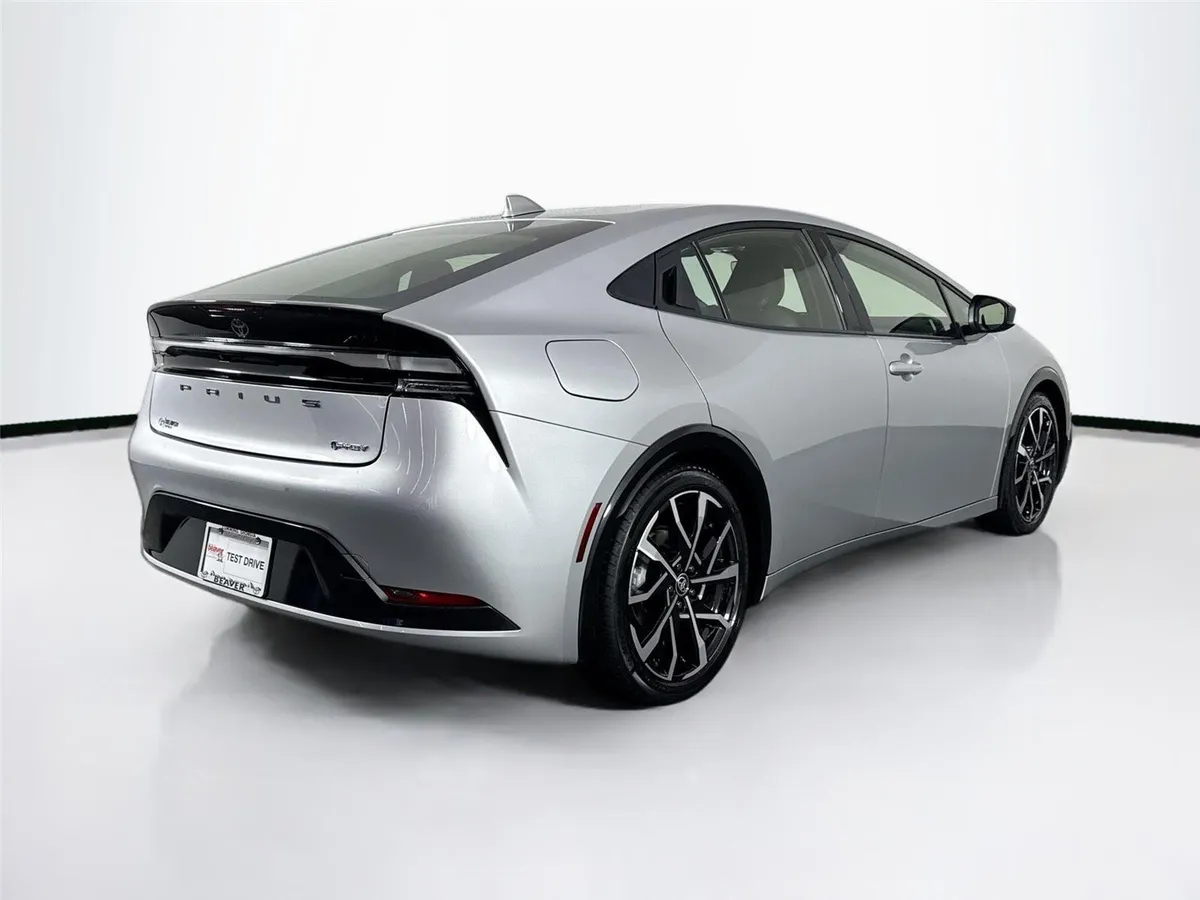 2025 Toyota Prius Plug-In Hybrid XSE thumbnail 2