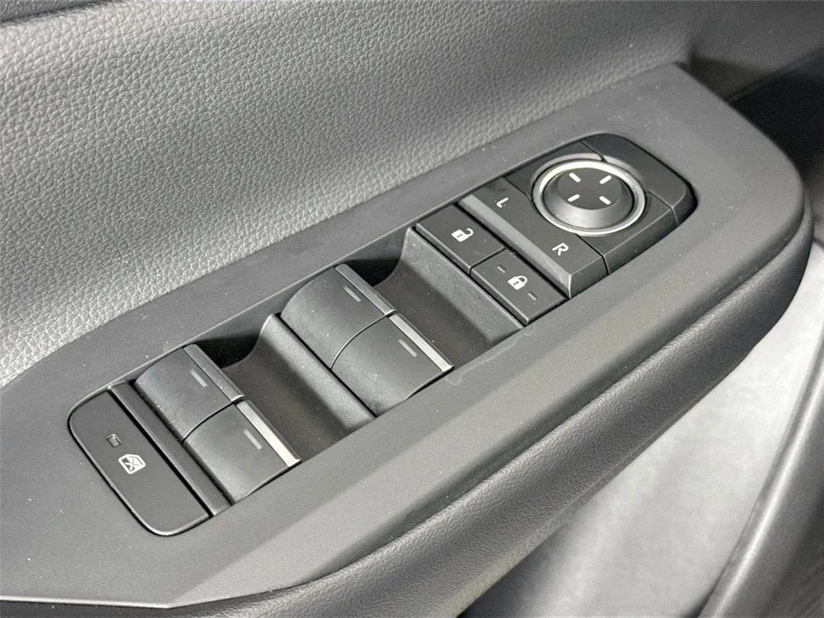 2025 Toyota Prius Plug-In Hybrid XSE thumbnail 28