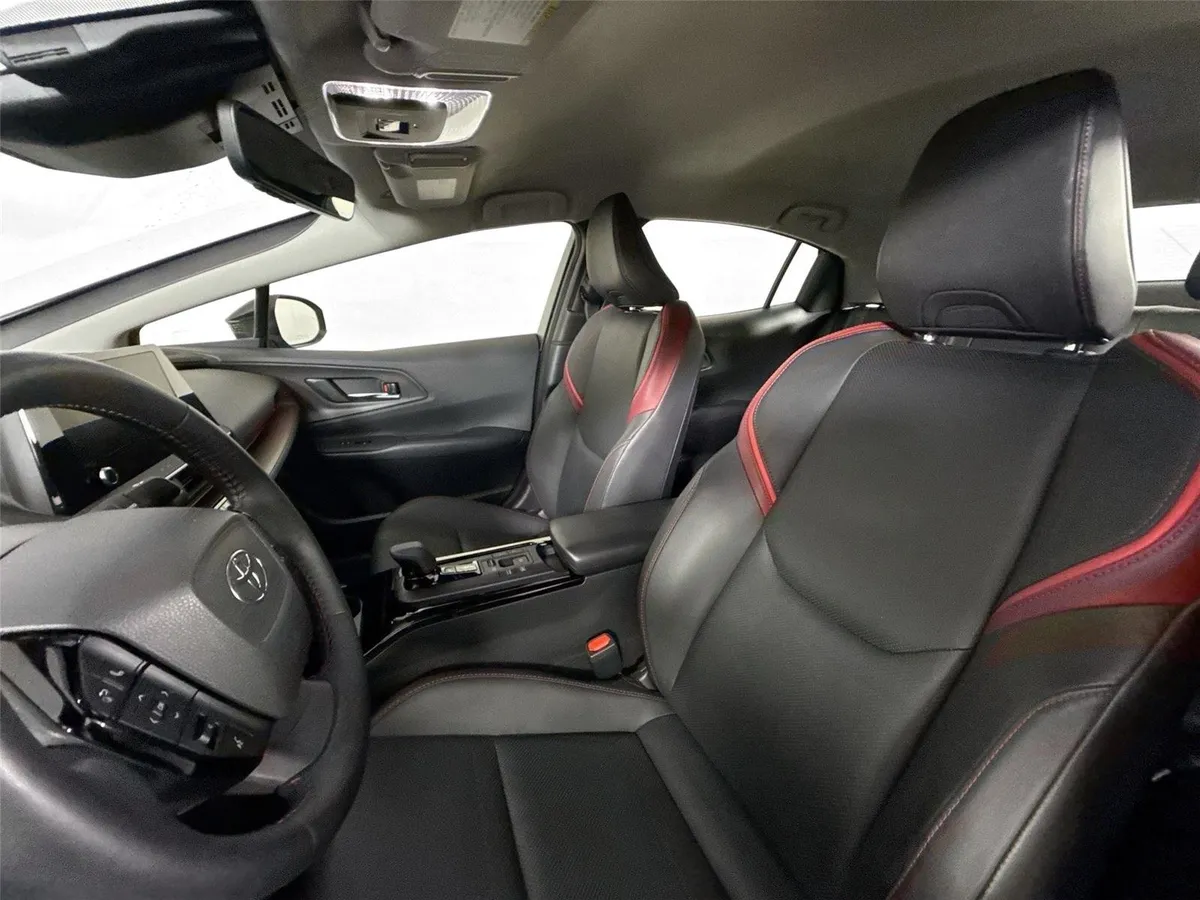 2025 Toyota Prius Plug-In Hybrid XSE thumbnail 3