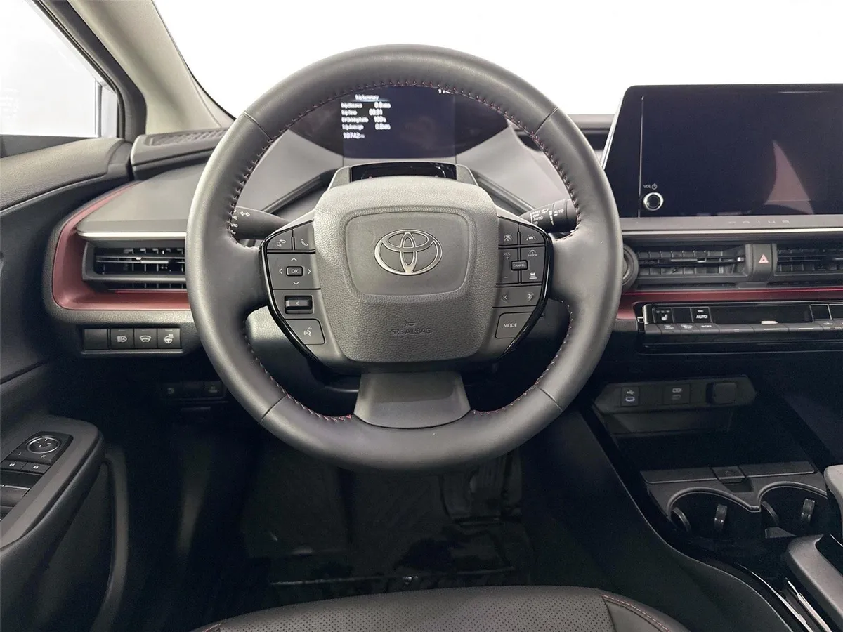 2025 Toyota Prius Plug-In Hybrid XSE thumbnail 31